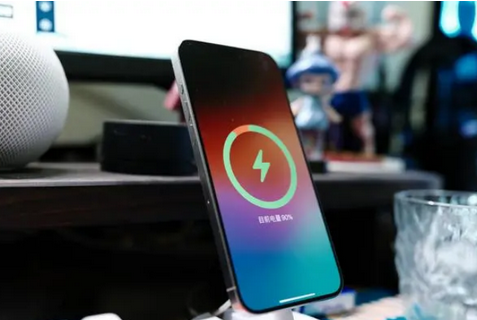 乌鲁木齐苹果15换屏服务分享用什么充电器给iPhone15充电更好 